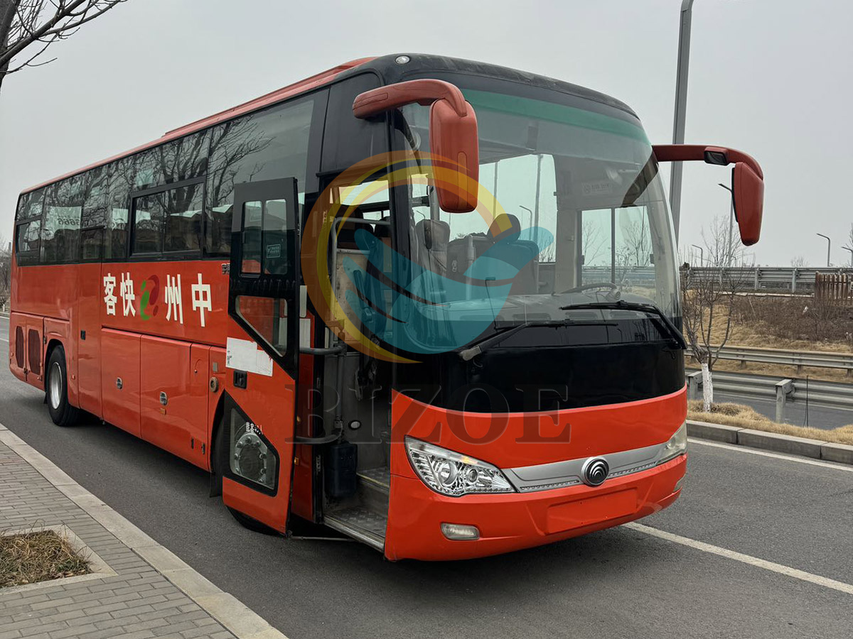 Our company's red buses ZK6119 have arrived.